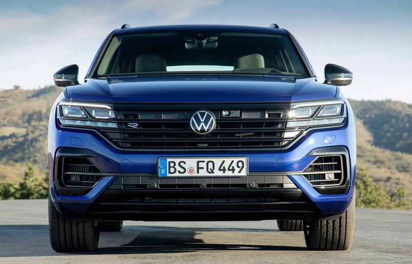 Volkswagen Touareg R to mocarz. Nawet w trybie elektrycznym może ciągnąć przyczepę o masie 3,5 tony, a w manewrowaniu nią pomoże system Trailer Assist.