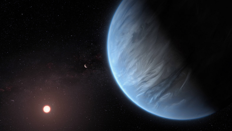 W atmosferze odległej od nas o 111 lat świetlnych egzoplanety (czyli planety pozasłonecznej) K2-18b występuje para wodna - ustalili naukowcy z londyńskiego Centrum Kosmicznych Danych Egzochemicznych (CSED). Temperatury na K2-18b są podobne do tych występujących na Ziemi.
