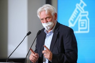 Prof. Horban: Będę rekomendował wprowadzenie zakazu przemieszczania i godzinę policyjną