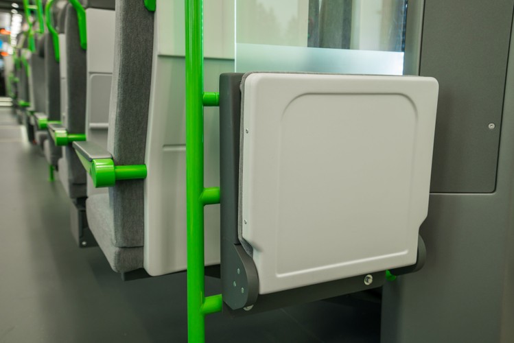 Wewnątrz pociągów dominują szarość i zieleń. Jak podaje producent, w dostarczonych składach znajduje się klimatyzacja, nawiewne ogrzewanie, kamery monitoringu wnętrza, stojaki na rowery, WiFi, gniazdka elektryczne i automaty biletowe.