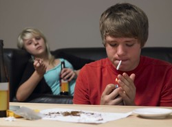 Młodzież wciąż sięga po alkohol, po dopalacze i narkotyki rzadziej. SONDAŻ