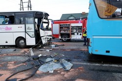 Trzy osoby w stanie ciężkim po zderzeniu dwóch autokarów w Łódzkiem. ZDJĘCIA Z MIEJSCA WYPADKU