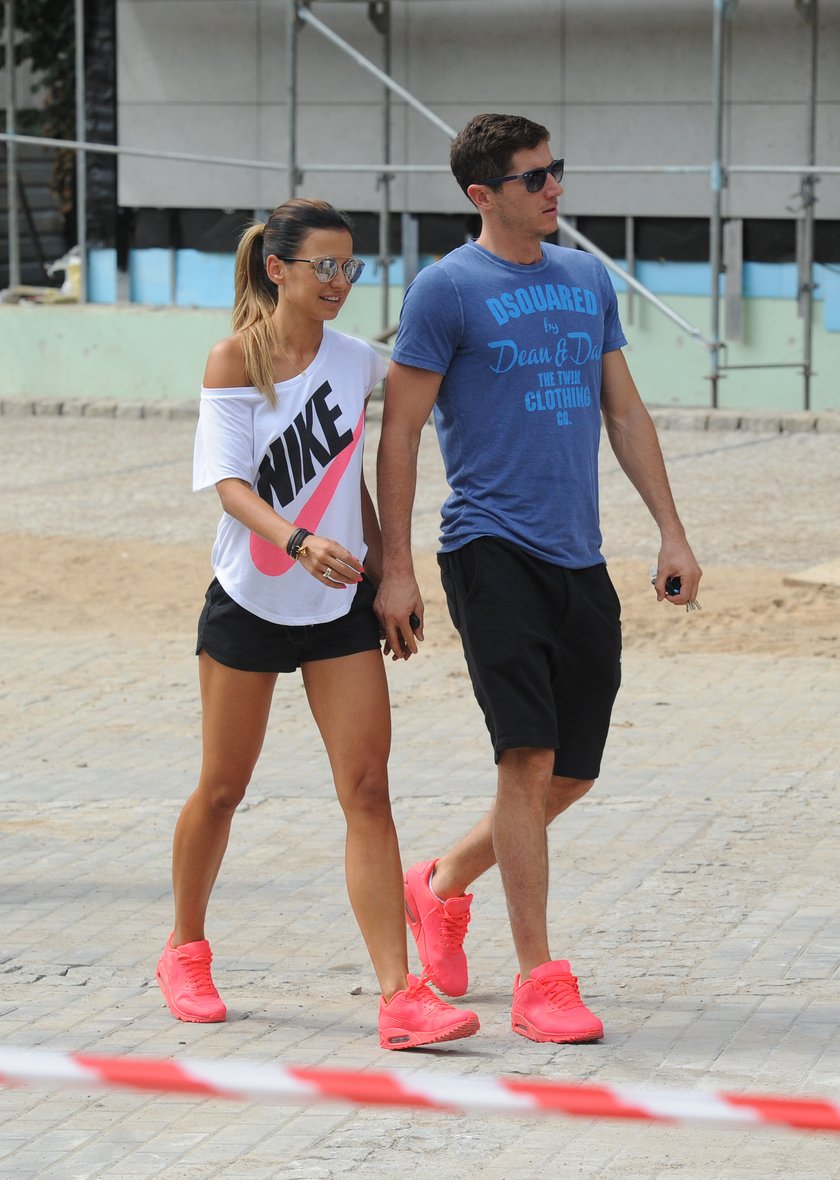 Anna i Robert Lewandowscy na spacerze