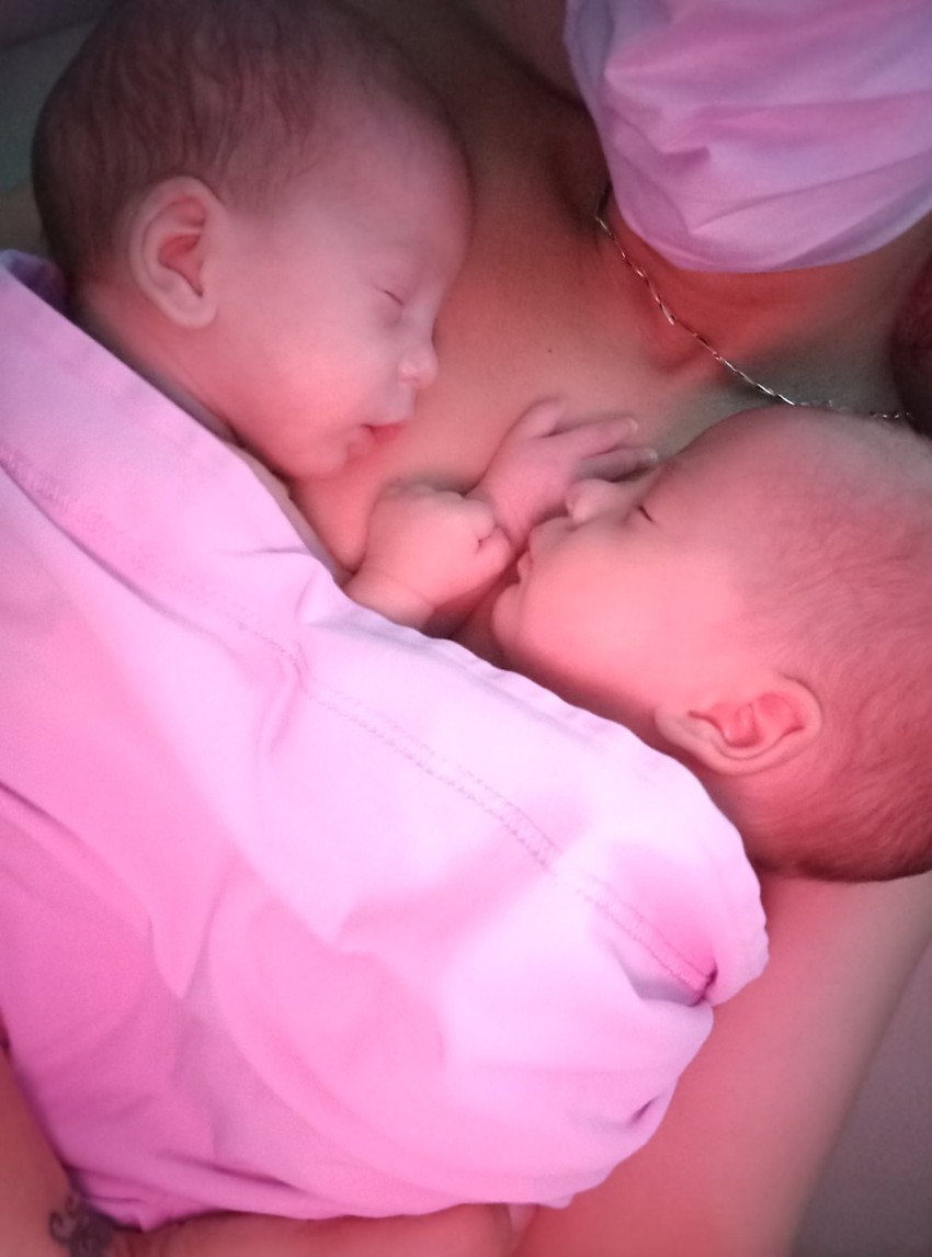 Blizanci Viktor i Vasilije sa mamom Marinom