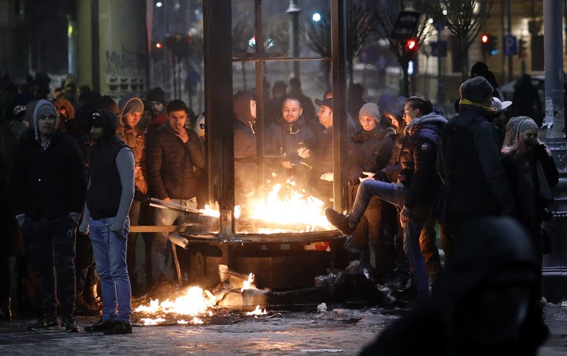 Ostatecznie 5 lutego rząd wycofał się z planowanych zmian po masowych protestach w Bukareszcie i innych miastach, ocenianych jako największe demonstracje w Rumunii od upadku komunizmu w 1989 roku, oraz po krytycznych głosach ze strony społeczności międzynarodowej.