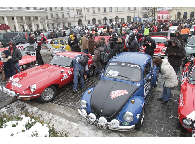 Prawie 100 załóg wystartowało do XIV Rajdu Monte Carlo Samochodów Historycznych, którego jeden z punktów startowych znajdował się na Placu Teatralnym w Warszawie