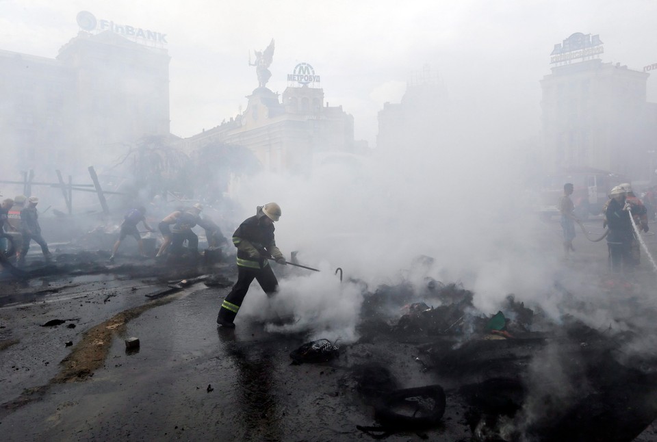 UKRAINE CRISIS  (Ukrainians clean the Maydan.)