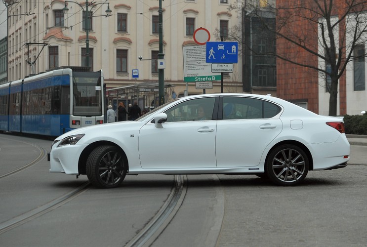 Lexus GS 300h, którym Agnieszka Radwańska podróżowała po Krakowie