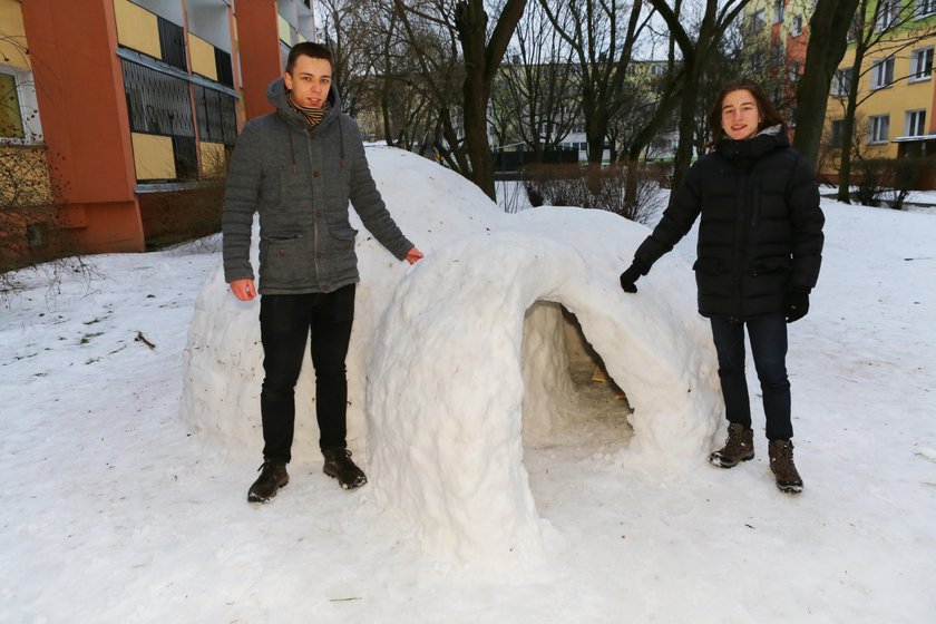 Harcerze wybudowali igloo przed blokiem na ul. Podgórnej w Łodzi 