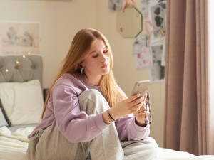 A szemünk előtt épül le a mobiltelefonoktól a fiatalok mentális egészsége, mégsem a tiltás lesz a megoldás