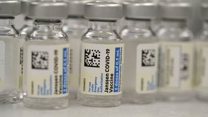 Megvan a döntés: zöld utat kapott a Johnson & Johnson egydózisú vakcinája, jöhet Magyarországra is