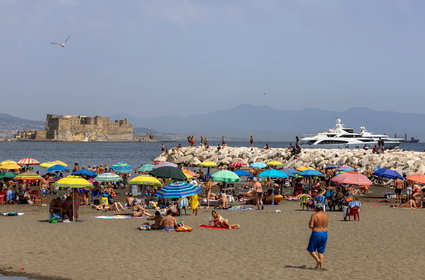 Zmiany klimatyczne wydłużają Włochom sezon plażowy. Nowe zasady w Neapolu