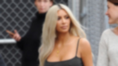 Kim Kardashian świeci sutkami. Celebrytka znowu "zapomniała" o staniku. Zdradziła też czy puszcza bąki