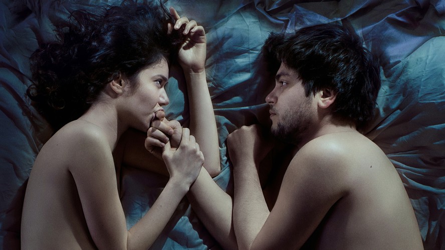 <strong>Nieprawi, reż. Adrian Sitaru, polska premiera: 13 stycznia 2017</strong>
<br><br>
Z pozoru błahe zdarzenie - wspólny obiad rodziny Anghelescou. Ojciec rodziny Victor (Adrian Titieni) rozprawia podczas posiłku o fizyce. W pewnym momencie najstarszy syn Cosma (Bogdan Albulescu) wspomina, że nazwisko ojca znalazło się na liście osób, które w czasach dyktatury donosiły na kobiety chcące dokonać aborcji. Nastrój raptownie się zmienia. Victor broni się zwracając uwagę na to, że on jest faktycznie aborcji przeciwny, czemu bliźniacy Sasha (Alina Grigore) i Romi (Robi Urs) zawdzięczają życie, ponieważ matka chciała tę ciążę usunąć. Niewinne spotkanie kończy się prawdziwym rodzinnym „trzęsieniem ziemi”.
<br><br>
[opis dystrybutora kino]