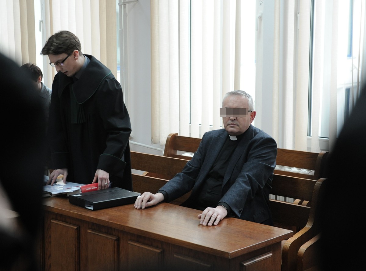 Biskup Piotr J. oskarżony o kierowanie autem pod wpływem alkoholu