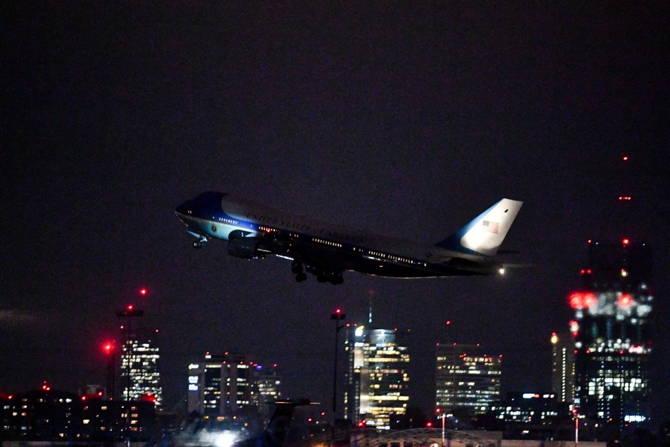 Samolot Air Force One, z prezydentem Stanów Zjednoczonych Joe Bidenem na pokładzie, odlatuje z lotniska w Warszawie