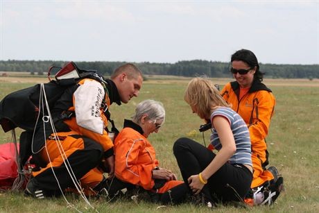 Przasnysz (woj. mazowieckie), 28.07.2008. 82-letnia Krystyna ZbyszyŮska z Fija?kowa (2L) i instruktor Grzegorz Kucharczyk 'Iwan' (L) po lLdowaniu po wspůlnym skoku z samolotu ze spadochronem, 28 bm. w Przasnyszu. Pani Krystyna jest najstarszL w Polsce kobietL, ktůra zdecydowa?a siÍ na taki skok. Wspůlny skok w tandemie odbywa siÍ z doúwiadczonym instruktorem spadochronowym na plecach. (kru) PAP/Jaros?aw Sender