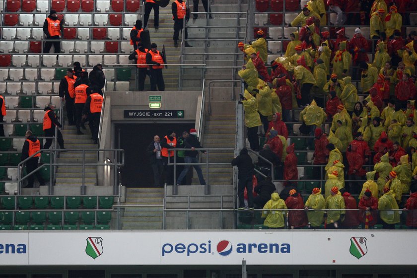 Kibole przerwali mecz Legii z Jagiellonią