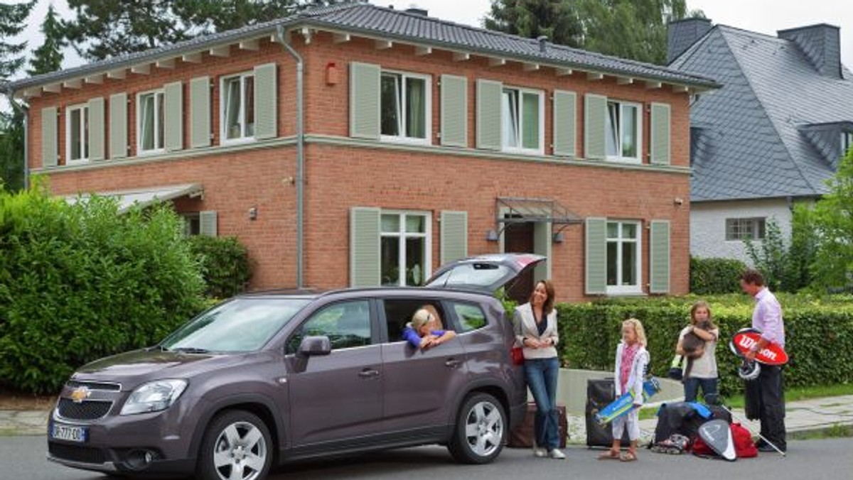 Aż 60 proc. pasażerów podróżujących na tylnych siedzeniach nie zapina pasów. Tymczasem podczas kolizji te osoby są szczególnie narażone na poważne urazy. W przededniu majówki warto poznać zasady, które pozwolą kierowcom i pasażerom bezpiecznie dojechać do celu.