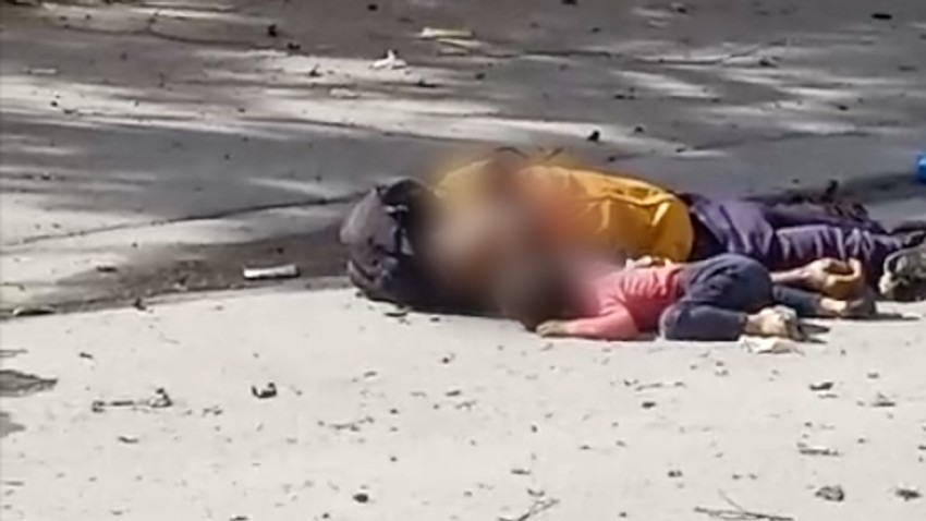 Snimak televizije Al Arabi prikazuje Mohameda i Lajan kako leže jedno pored drugog na ulici | Foto: Al Araby TV