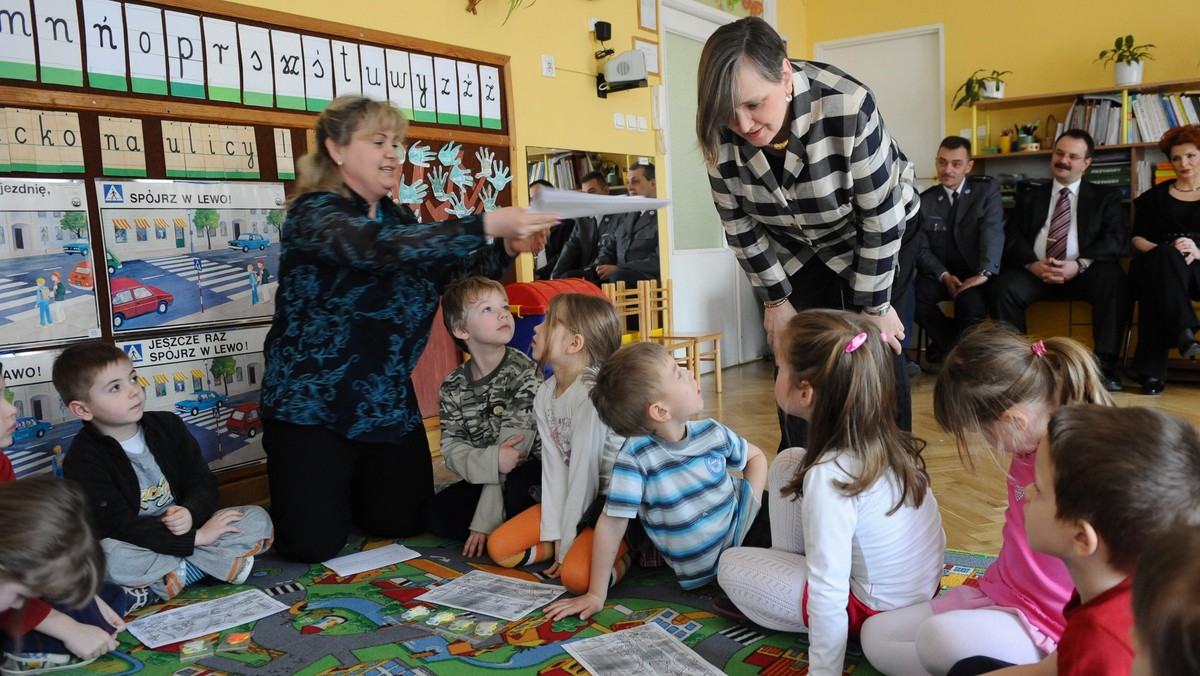 W Polsce nie docenia się edukacji małych dzieci, za mało z nich korzysta ze żłobków i przedszkoli. Najmłodsi mają też zbyt rzadki kontakt z książkami i zabawkami edukacyjnymi - wynika z raportu zaprezentowanego w Warszawie.