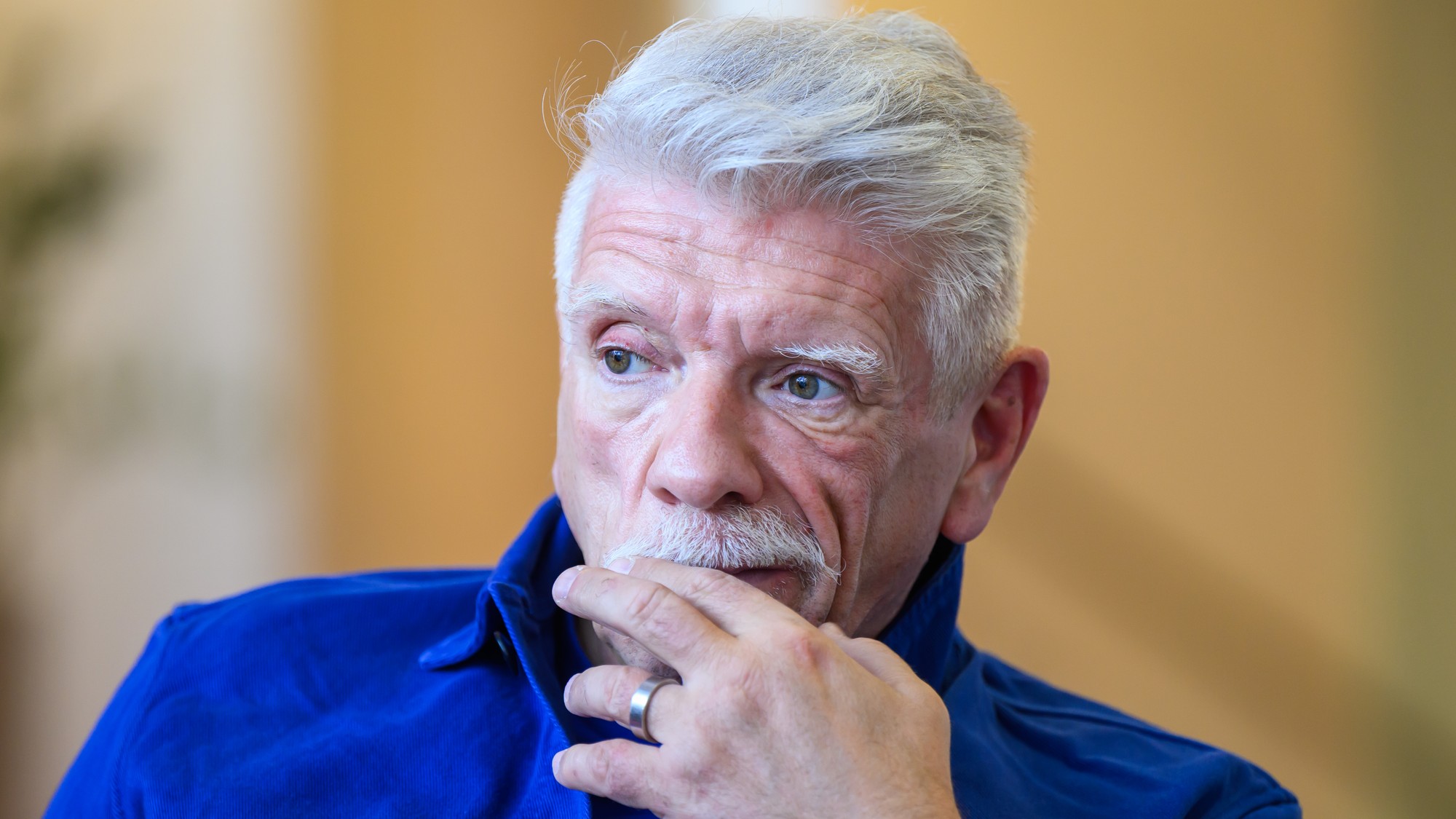 Herec Richard Stanke počas tlačovej konferencie k premiére Činohry SND: Amatéri. 