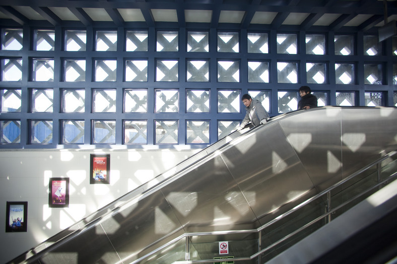 Chińskie metro: ruchome schody na stacji metra Wangjing West w Pekinie