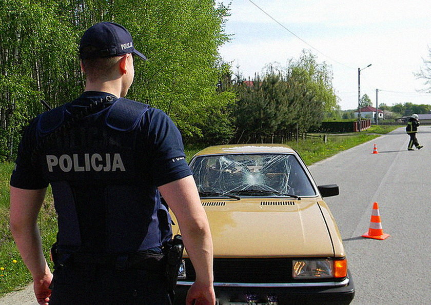 Wjechał w uczniów na przystanku