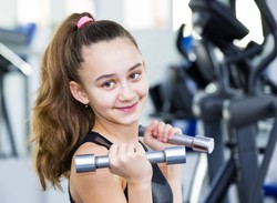 Dziecko na siłowni – kolejna modna fanaberia rodziców? Ekspert wyjaśnia