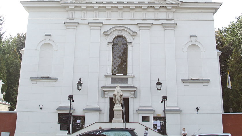 Warszawska parafia mierzy dystans za pomocą... kadzielnicy. Oryginalny baner na świątyni