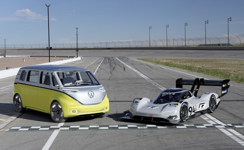 Volkswagen I.D. BUZZ i I.D. R Pikes Peak. VW w ciągu najbliższych pięciu lat wyda ok. 4 mld euro na architekturę pojazdów elektrycznych MEB. Inwestycje te realizowane będą w zakładach na całym świecie. Oprócz tego niemiecka firma planuje wydać ok. 2 mld euro w badania i rozwój