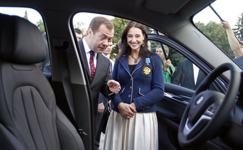 Premier Dmitrij Miedwiediew i Yana Egorian, złota medalistka w szermierce