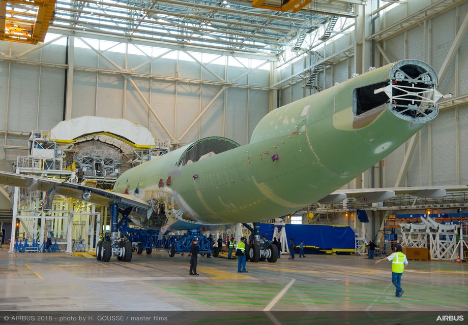 Airbus wykorzystuje flotę samolotów typu Beluga do przewożenia dużych elementów do konstrukcji samolotów, m.in. skrzydeł czy fragmentów kadłuba.