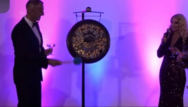 Marianna Ďurianová otvára s predsedom parlamentu Richardom Rašim druhý ročník Podjavorinského plesu.