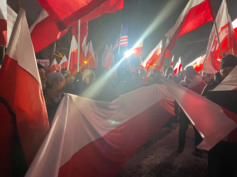 Morze flag na marszu PiS