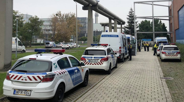 A rendőrség már egy órával a blokád kezdete előtt megkezdte a helyszín biztosítását / Fotó: Hadházy Ákos FB