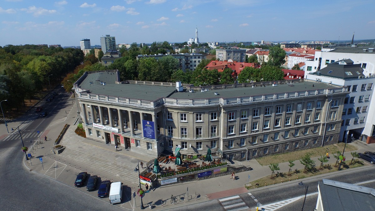 Białostoccy studenci nie chcą pomnika Lecha Kaczyńskiego na Placu Uniwersyteckim. Na Facebooku skrzykują się dzisiaj na protest o godzinie 12.30. Swój udział na fanpage'u zadeklarowało już blisko tysiąc osób.