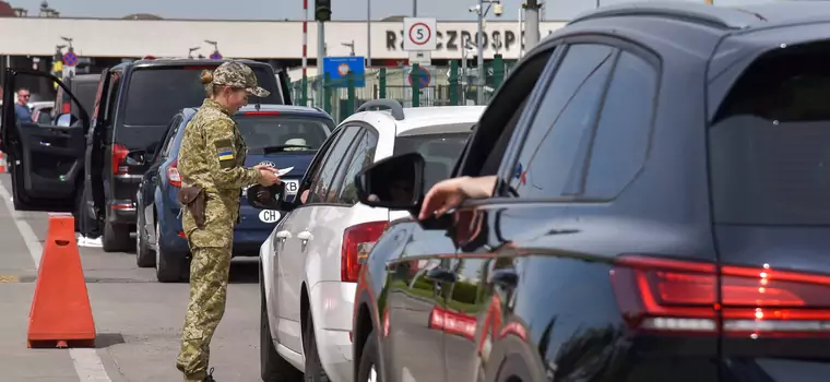 Granica z Ukrainą -  kolejka osobówek na 11 km i pięć dni czekania. To auta sprowadzane  bez podatków