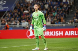 Koniec konfliktu ter Stegena z Barceloną. Niemiec ponownie kapitanem zespołu