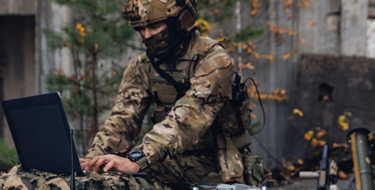 Operator drona żołnierz