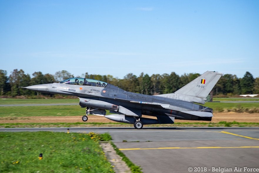 Obecnie w służbie Sił Powietrznych Belgii pozostało 51 egz. F-16AM/BM, ale ponieważ osiągnięcie wstępnej gotowości operacyjnej przez belgijskie F-35A zaplanowano na połowę 2027 roku, dopiero wówczas będzie możliwe wycofanie ze służby większej liczby Falconów. Na zdjęciu belgijski F-16BM