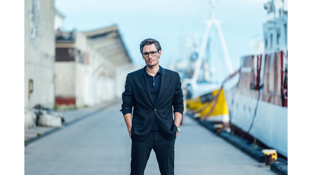 Bartosz Gelner w serialu "Scheda" nazywanym polską "Sukcesją" wciela się w postać Macieja Mroza