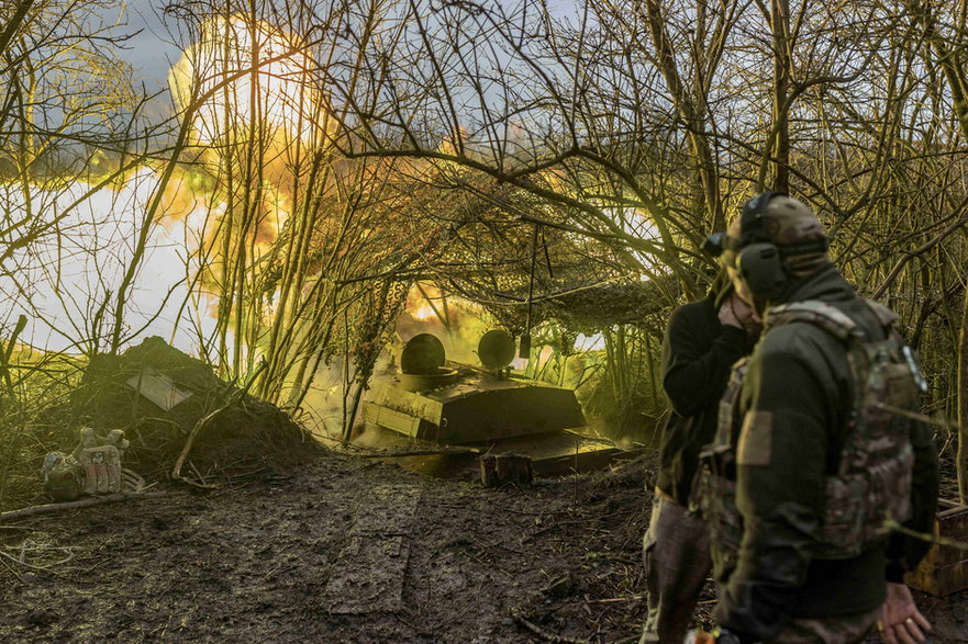 Ukraińscy żołnierze strzelają w kierunku Bachmutu w obwodzie donieckim, Ukraina, 5 lutego 2024 r.