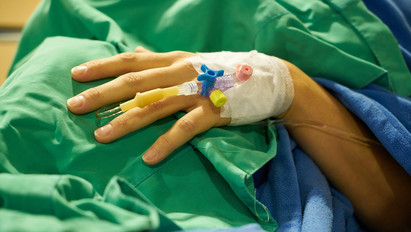 Újabb hírek a kórházba került oltásellenes családról: a legkisebb gyermek életveszélyben, lélegeztetőgépen van