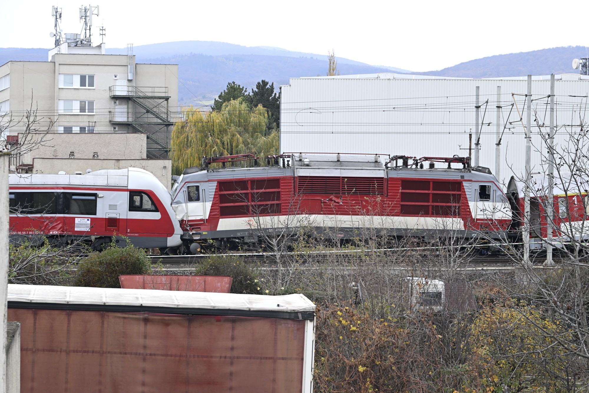 Deň po zrážke dvoch vlakov pri Pezinku.