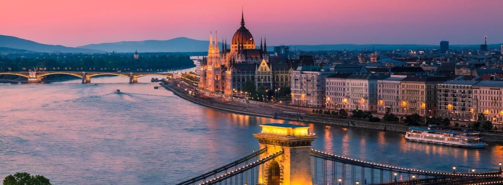 7. Budapeszt (Węgry) <br>
Poziom satysfakcji:  83,20 proc. Buda i Peszt  - te dwie historyczne części Budapesztu oferują przyjezdnym bazę hotelową pełną luksusów, ale i przystępną cenowo – na nocleg wystarczy już 150 zł od osoby. Słynne w regionie łaźnie parowe oraz degustacje lokalnych przysmaków to jedne z licznych atrakcji oferowanych przez budapesztańską bazę hotelową.