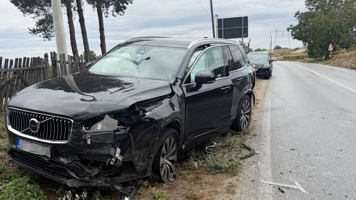 (VIDEO) AUTOMOBIL DEMOLIRAN, SRČA SVUDA PO PUTU Jezive scene na mestu nesreće: Vozilo bivšeg voditelja RTS-a uništeno, šteta 100.000 evra