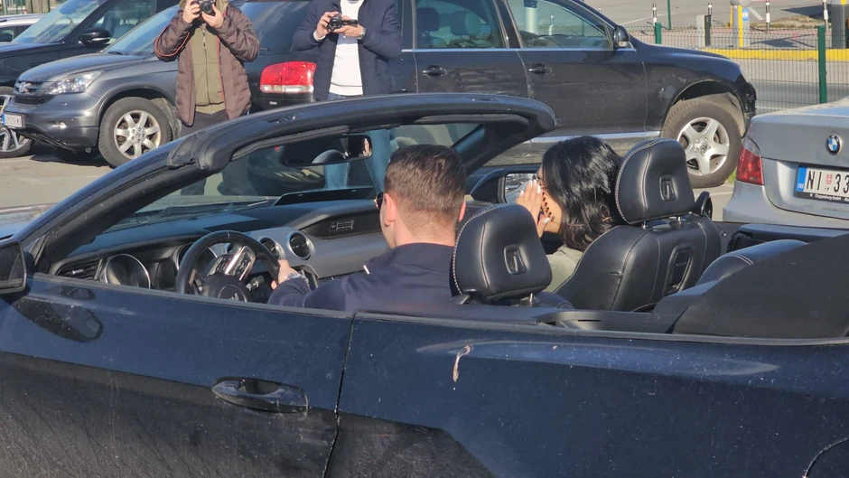 Tanja Savić sa dečkom na aerdromu "Nikola Tesla"