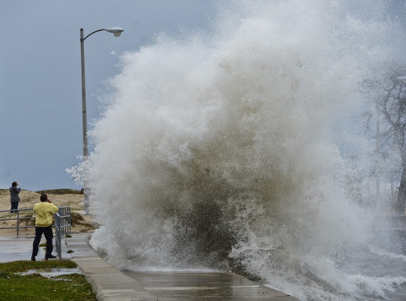 Największe straty odnotowano w stanach Nowy Jork i New Jersey, gdzie po przejściu wichury zniszczone lub częściowo uszkodzone zostały liczne budynki, drogi i linie energetyczne.
