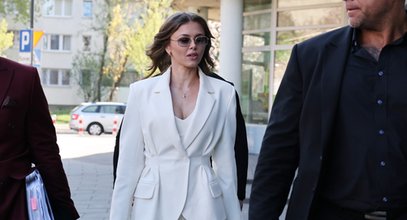 Joanna Opozda cała na biało pojawiła się na rozprawie rozwodowej. Nie była sama
